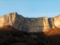 La falaise principale avec en partant de la gauche les secteurs des Buis, de la Grotte, de Chrysanthème, du Pilier du Souvenir, du Nid d'Aigle, de Fara qui Rit, et de Télébus