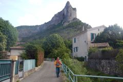 L'étrave du Quiquillon surplombe le magnifique village d'Orpierre