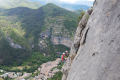 Depuis le premier rappel on croise une cordée dans l'ultime longueur du Dièdre Sud