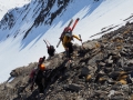 La neige est pourrie et dangereuse, aussi nous remontons cette échine jusqu'à la crête "Aux Eaux Pendantes" située au dessus du col de Malrif