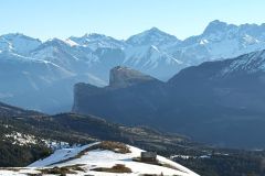 Au centre les Petit et Grand Bréchon, avec en toile de fond le Massif des Ecrins