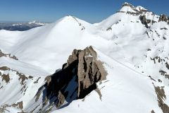 Au premier plan Tête Longue, puis au dessus Tête de Vallon Pierra et tout à droite le Grand Ferrand