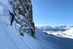 Une cordée sympa sur notre droite, Jonathan à la manœuvre !