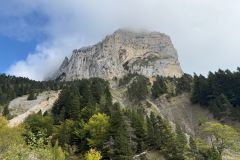 A droite de la photo, la face ouest aperçue depuis le sentier qui mène au Col de l'Aupet