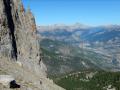 Le profil de la partie basse du pilier face à Briançon. Tout en haut, on aperçoit le cailloux en équilibre  !!!