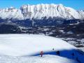 Au centre, la Montagne de Faraut