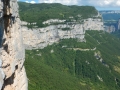 7ème et 8ème longueurs : une longue traversée ascendante sur la gauche avec sortie par Chrysanthème : pas beau et craignos !