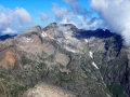 Depuis la Muraillette, on voit la Brèche du Périer, la Pointe de Confolens, la Pointe de Malhaubert et le Rochail