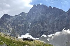 L'arrivée au refuge avec la masse imposante de l'Olan