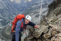 Un bâton marque l'arrivée au pied de l'arête nord