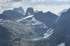 Au premier plan le Lac des Rouies avec en toile de fond et de gauche à droite : Dôme et Barre des Ecrins, et la Pointe du Vallon des Etages