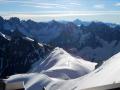 Depuis la gare terminale du téléphérique de l'Aiguille du Midi, l'arête neigeuse de la traversée Midi-Plan