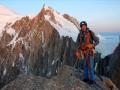 Derrière Clément, le Mont-Maudit et le Mont-Blanc