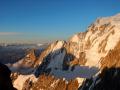 Au premier plan l'arête Kufner du Mont-Maudit avec derrière l'imposante arête de Peuterey qui mène au Mont-Blanc