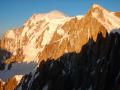 L'ombre des Aiguilles du Diable se dessine  sur la face est du Mont-Maudit