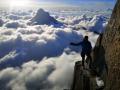 Il fait vraiment froid et l'on grimpe tant que c'est possible avec les gants. Au fond les Grandes Jorasses