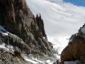 En bas, au centre de la photo, les pointes du sommet du Trident du Tacul