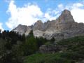 Le versant ouest de l'Aiguillette du Lauzet ou se déroule, de gauche à droite,  la via ferrata