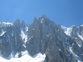 A gauche les Aiguilles du Diable et au centre le Pilier Gervasutti et la longue et la fine goulotte du Super Couloir