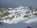 Au centre la Cime du Gélas et à droite le pic rocheux de la Cime de la Malédie