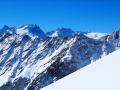 En toile de fond les hauts sommets du massif des Écrins