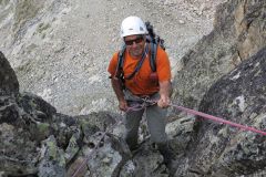 Hervé descend par le premier des 2 rappels de 35m