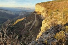Les Rochers de Nugues, tout à coté de l'immense falaise de Presles qui se déroule sur plus de 5kms, pour 200  a 320m de verticalité !