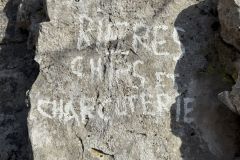 Ce n'est pas très lisible, mais on arrive à lire le nom de la voie !