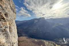 Face à la falaise de Presles, celle de la Grande Cornouse