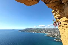 Un chouette relai suspendu pour la cordée qui grimpe en parallèle avec nous
