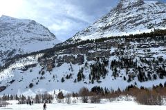 Le spot du Bourget est le plus parcouru des cascades de Cervières.  Il est dominé par l'imposant versant nord du Lasseron. Sur la gauche : la Cime de la Charvie.