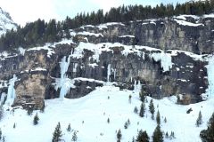 Pas moins de 25 lignes sont grimpables  quand les conditions sont excellentes. Malheureusement le fort redoux de ces derniers jours a fait son travail de sape !