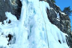 Seule l'imposante cascade située sur la droite de la barre rocheuse  est encore bien en place ! C'est la cascade du Bourget qui donne son nom au spot.