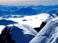 La crête sommitale de Chamechaude avec au centre juste au dessus de la mer de nuages, la Montagne de Conest et la Peyrouse