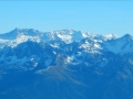 Au premier plan le massif de Belledonne et au second plan celui des Rousses avec au centre le Pic de l’Étendard