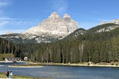 Le versant sud des Tre Cime di Lavaredo depuis le lac de Misurina