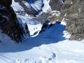 Le passage du col avec des traces de skis à la descente