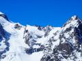 De gauche à droite : Le Grand Pic de la Meije, le glacier de l'Homme, le minuscule Refuge de l'Aigle et le Bec de l'Homme