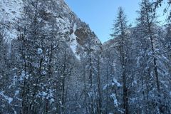 Haut perchée au centre, on aperçoit notre cascade