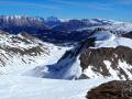 Le vallon des Aiguilles en bas avec en toile de fond au centre la Montagne de Faraut