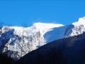 Photo prise depuis la route de la vallée de la Roizonne en montant au parking. Au centre la combe de l'Emay encadrée à gauche par l'arête de Brouffier et à droite par le Taillefer