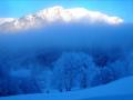 La station de l'Alpe du Grand Serre dans le givre avec le sommet du Taillefer encore au soleil