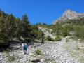 Remontée d'une sente bien marquée dans la caillasse, qui mène à la Combe du Lasseron. Le sommet est au dessus à droite. .