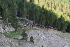 Damned ! nous qui pensions être seuls, une quarantaine d’apprentis de l’École Militaire de Haute Montagne nous talonne