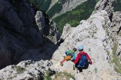 Descente du couloir d'accès aux rappels