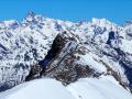 Au premier plan au centre, le Pic de l'Aiguille. Au second plan de gauche à droite : le Pic Turbat, l'Olan, la Pointe du Vallon et le Sirac