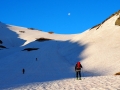 Montée au Col des Tufs avec la lune en ligne de mire