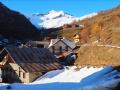 Retour au gite dans le hameau du Roux avec une belle vue sur  le Bric Froid ensoleillé