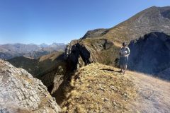 En haut de la croupe herbeuse qu'il faudra franchir pour accéder au Pic Grillon