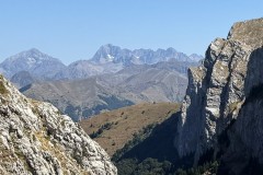 Tout au loin la Muzelle et à  droite les contreforts du Faraut